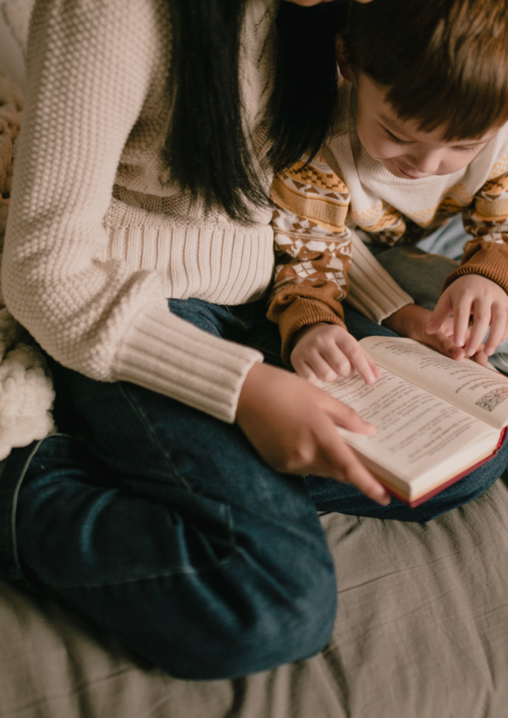 Gemeinsam Weihnachtsbücher für Kleinkinder anschauen und vorlesen